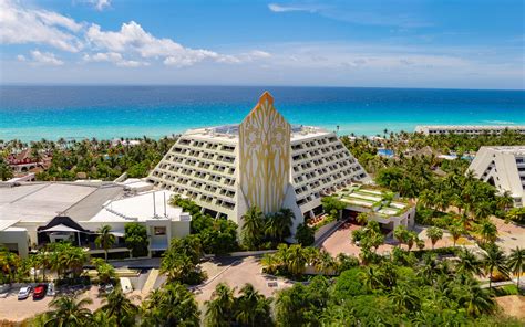 The Oasis Hotel .